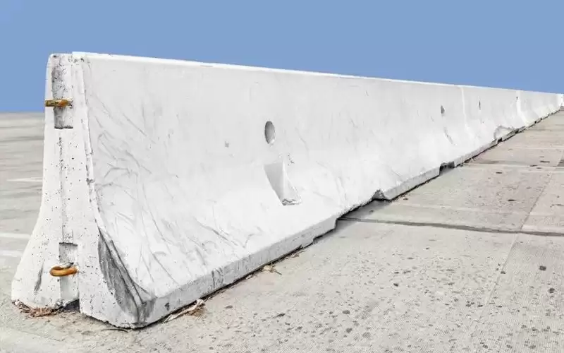 حواجز على طريق بالطفيلة لمنع الحوادث