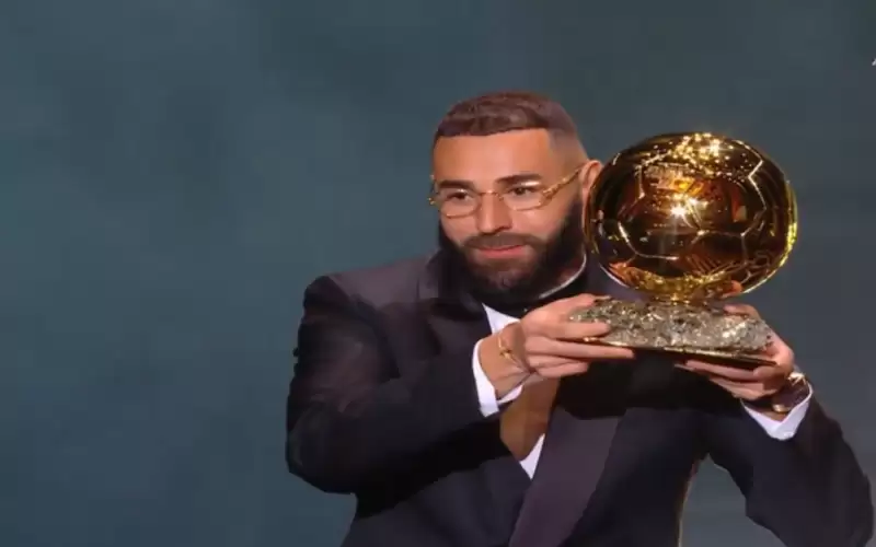 بنزيمة يتوج بجائزة الكرة الذهبية (فيديو)
