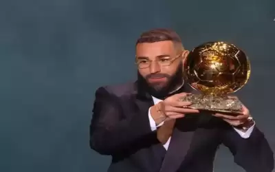 بنزيمة يتوج بجائزة الكرة الذهبية (فيديو)