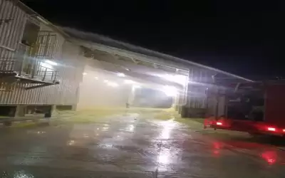 اخماد حريق مستودع يحوي على مادة