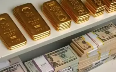 الذهب ينخفض والدولار يرتفع عالميا