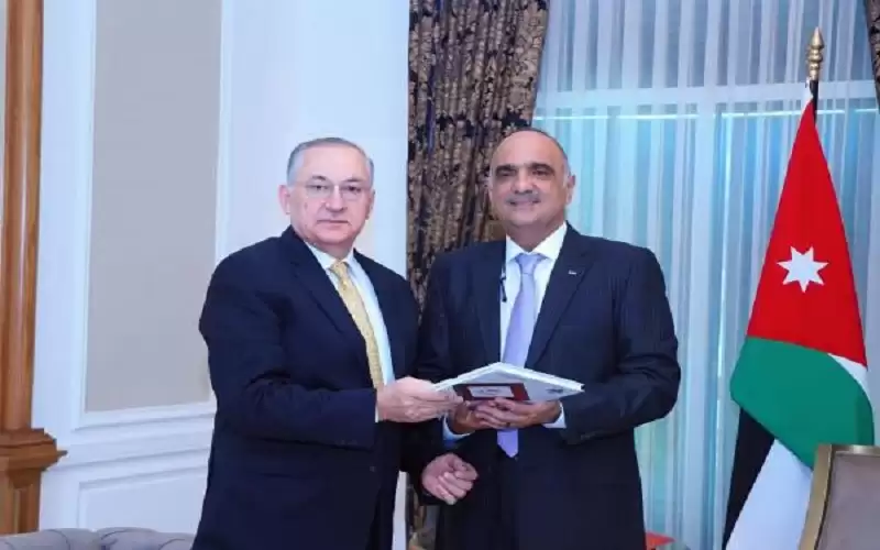 الخصاونة يتسلم التقرير السنوي لهيئة النزاهة