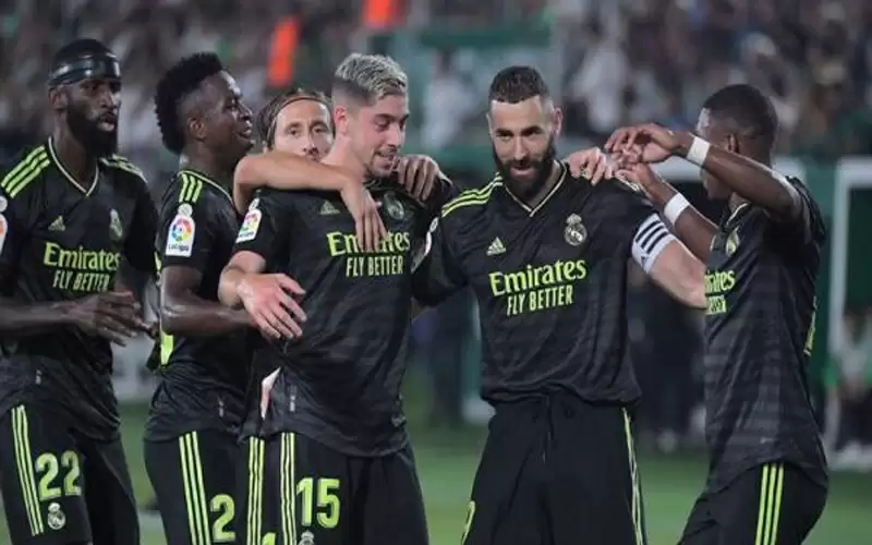 كريم بنزيما يوقف اللعب من أجل