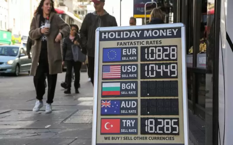 الدولار القوي يربك العملات والمستثمرين.. والسائح