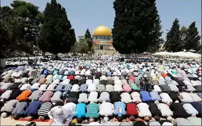الفلسطينيون يؤدون صلاة الغائب على الشهداء