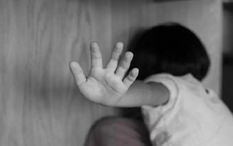 أستاذة جامعية مصرية تعذب طفلها بالنار..