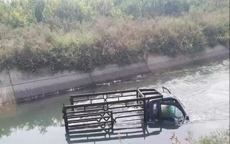 انتشال مركبة سقطت بقناة الملك عبد