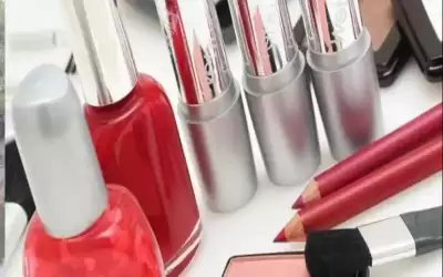 من ماذا يصنع المكياج