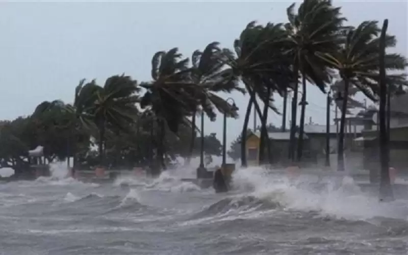 العاصفة روسلين تشتد مع اقترابها من