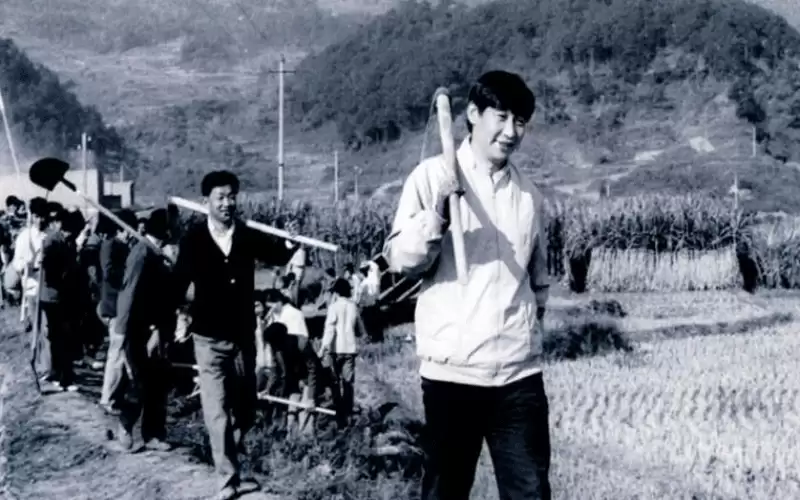 شي جينبينغ.. . وريث الثورة