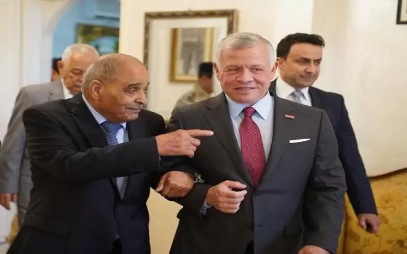 الملك يلتقي بعدد من رفاق السلاح