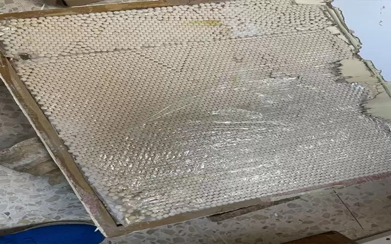 خدع أحد سائقي السفريات بطرد أرسله