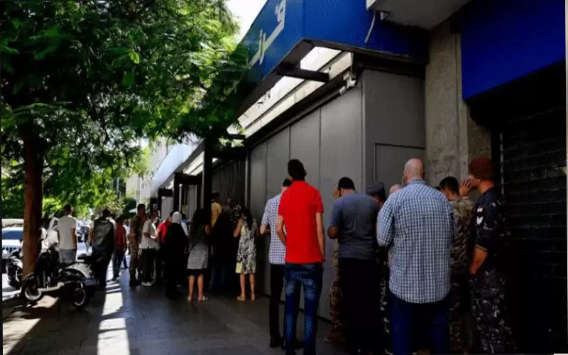 اللبنانيون يلجأون للقوة لاستعادة أموالهم المحتجزة