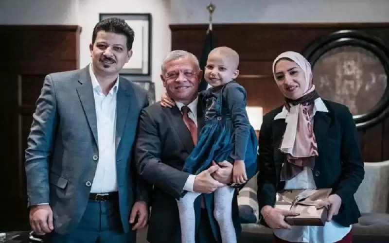 الملك يستقبل الطفلة شادن الرمحي ووالداها