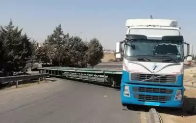 تعطل مركبة شحن على لب جسر