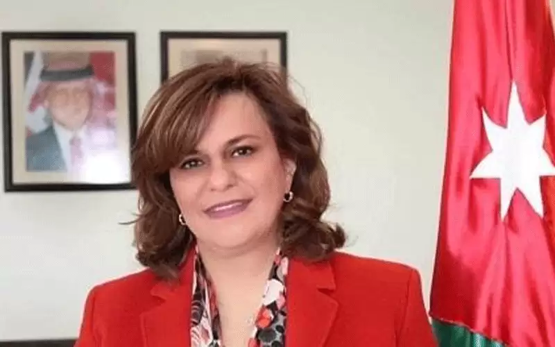 الخصاونة يستقطب 3 سيدات إلى حكومته