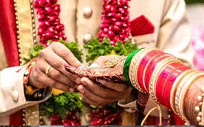 بعد يوم من زفافها .. هربت