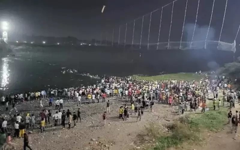 عشرات القتلى بانهيار جسر معلق في