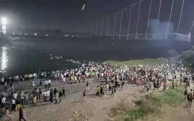 عشرات القتلى بانهيار جسر معلق في