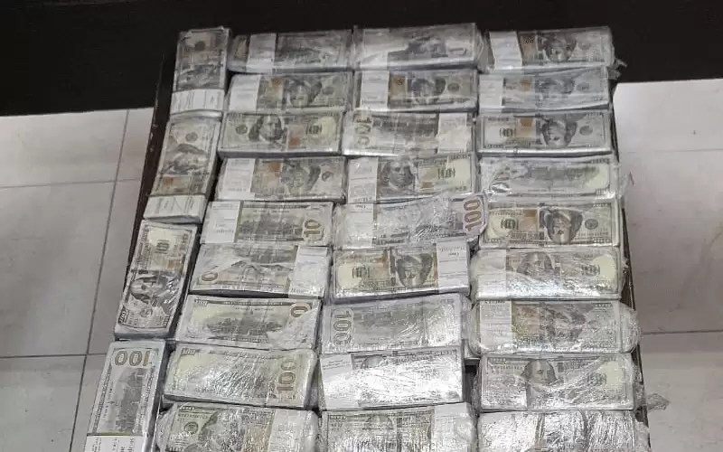 ضبط مليون دولار مزيفة بحوزة ٣