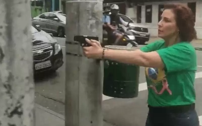 نائبة برازيلية تشهر السلاح بوجه مؤيد