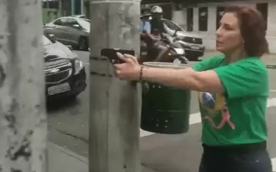 نائبة برازيلية تشهر السلاح بوجه مؤيد