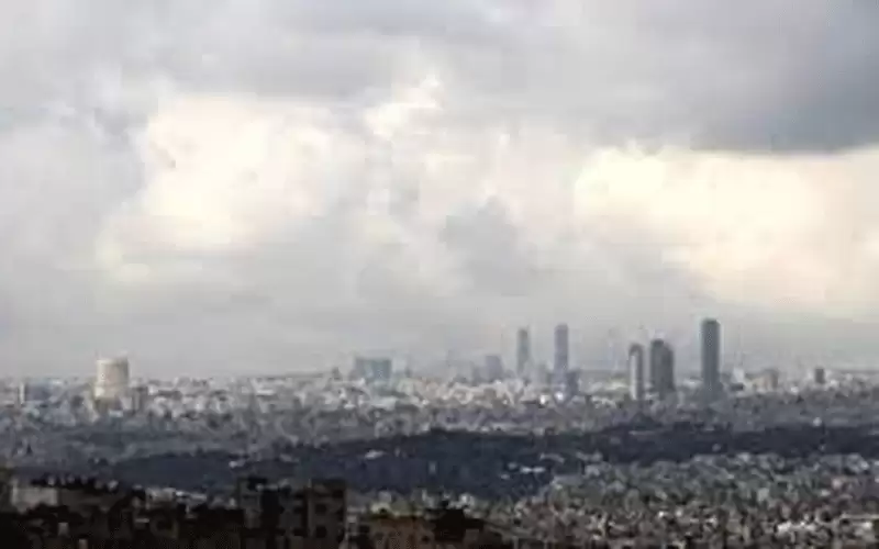 انخفاض على الحرارة وزخات مطرية في