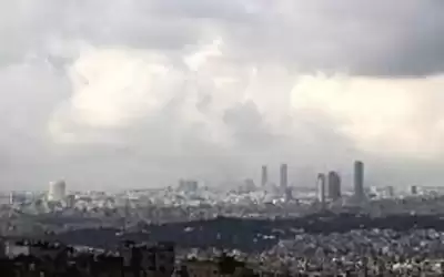 انخفاض على الحرارة وزخات مطرية في