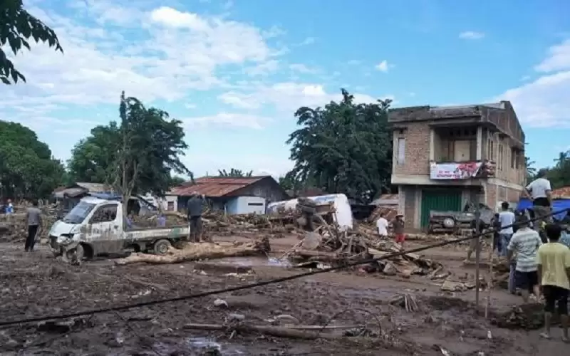 110 قتيلا بفيضانات وانهيارات أرضية في