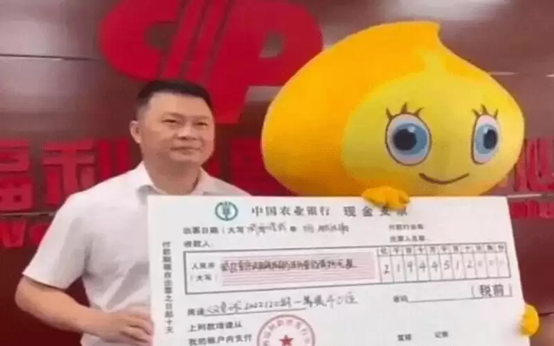 مواطن صيني يخفي ربحه باليانصيب عن