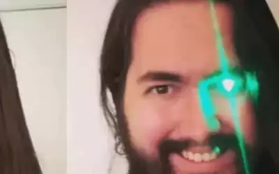 ميكانيكي يستبدل عينه بمصباح على طريقة