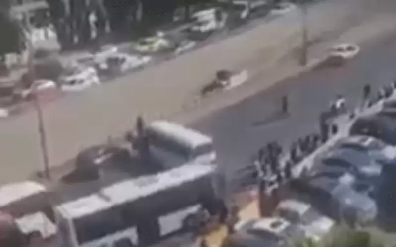 ضبط سائق حافلة أغلق الطريق العام