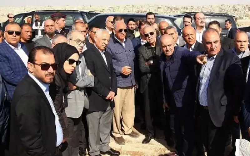 العيسوي يتفقد مشروع تأهيل تلال الفوسفات