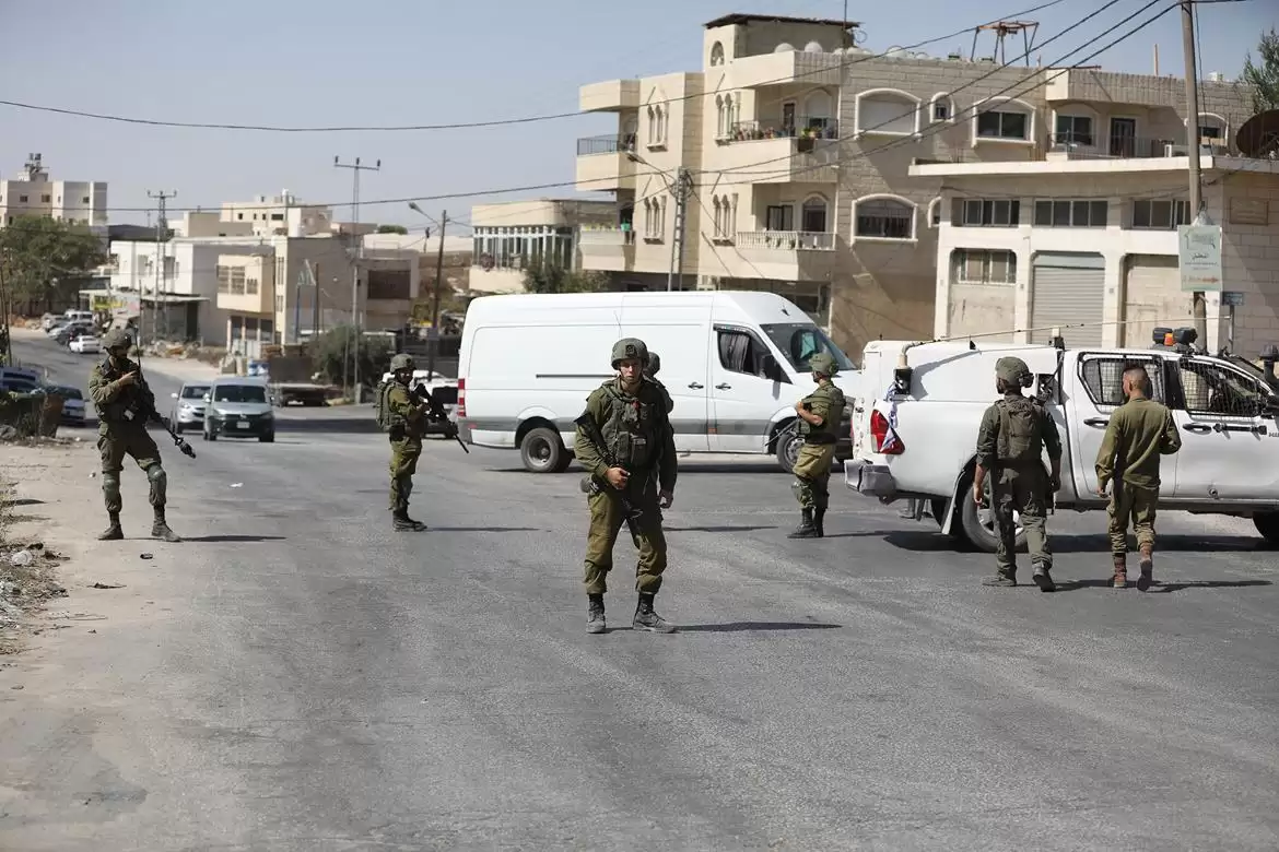 إسرائيل تغلق مداخل قريتين جنوب الخليل