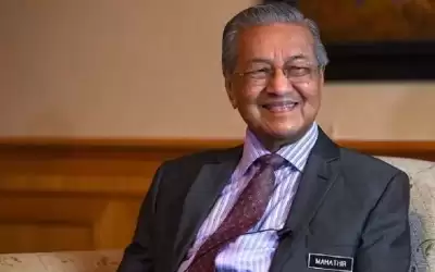 في الـ97.. مهاتير محمد يصر على
