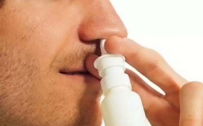 طبيب يحذر من استخدام قطرات الأنف