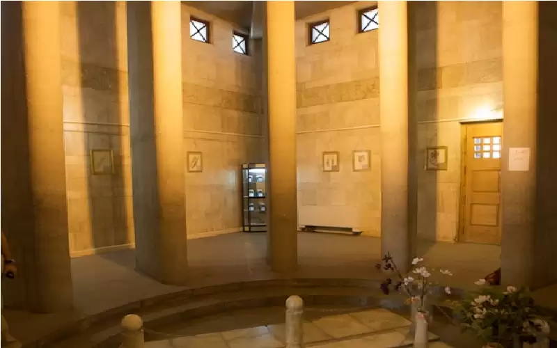 سبق نيوتن وأينشتاين في نظرياته الفيزيائية..