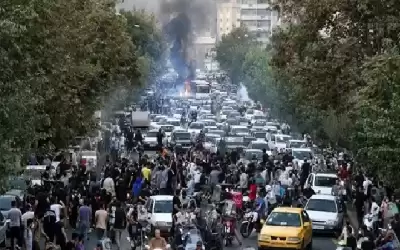 إيران: نواب يطالبون بـالتعامل بحزم مع