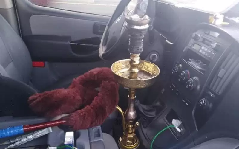ضبط سائق تريلا يدخن الأرجيلة أثناء