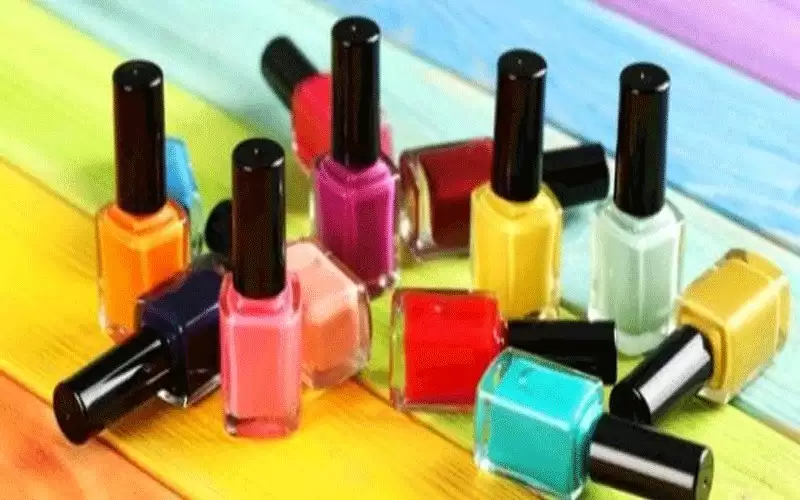 المواد الكيميائية السامة الموجودة بطلاء الأظافر