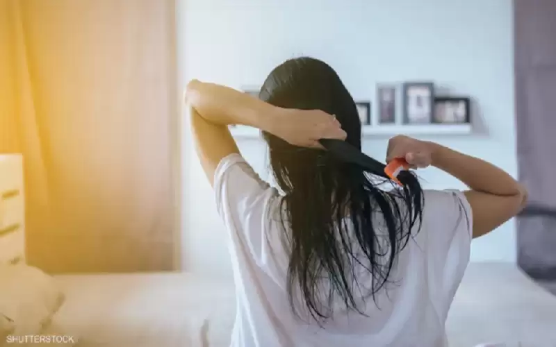 خبراء: لا علاقة بين الشعر المبلل