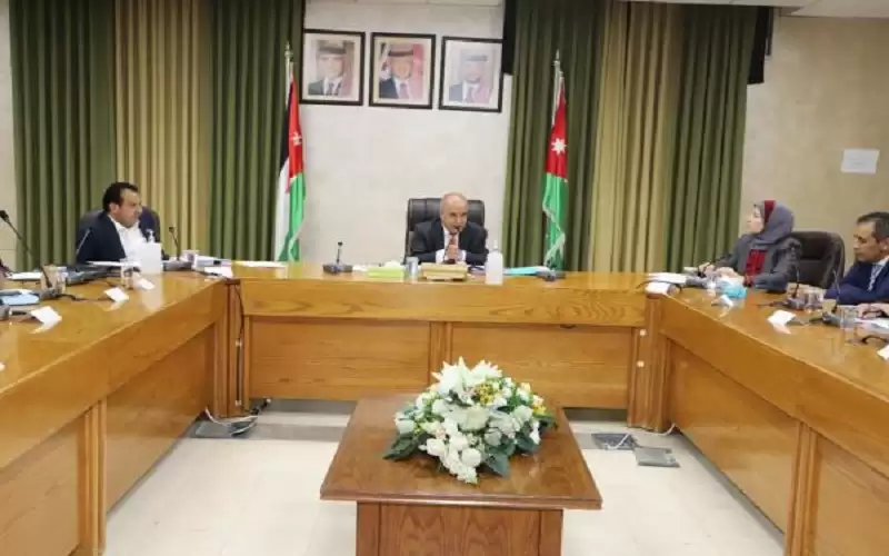 محافظة يبحث تطوير التوجيهي والخطة الدراسية