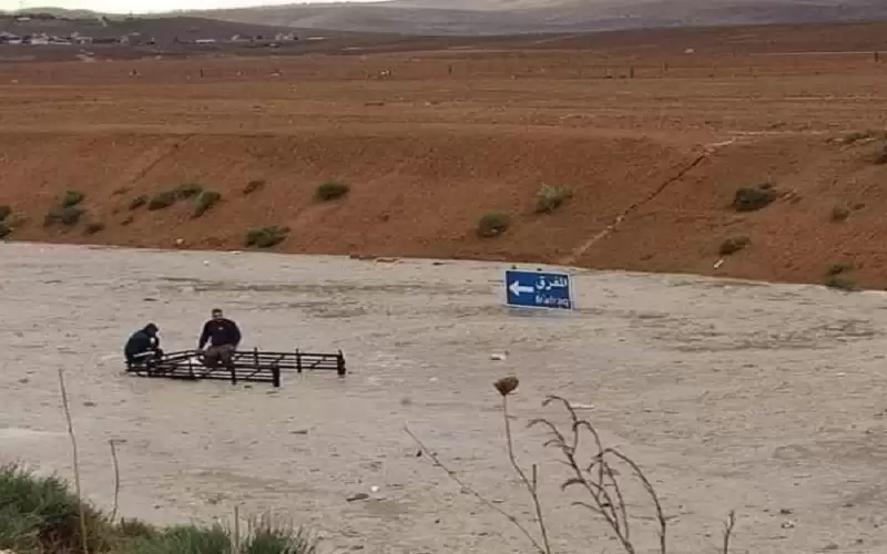 انقاذ شخصين علقا داخل مركبتهما بسبب