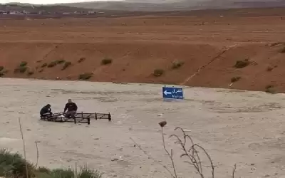 انقاذ شخصين علقا داخل مركبتهما بسبب