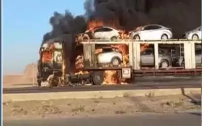 حريق بشاحنة نقل محملة بمركبات على