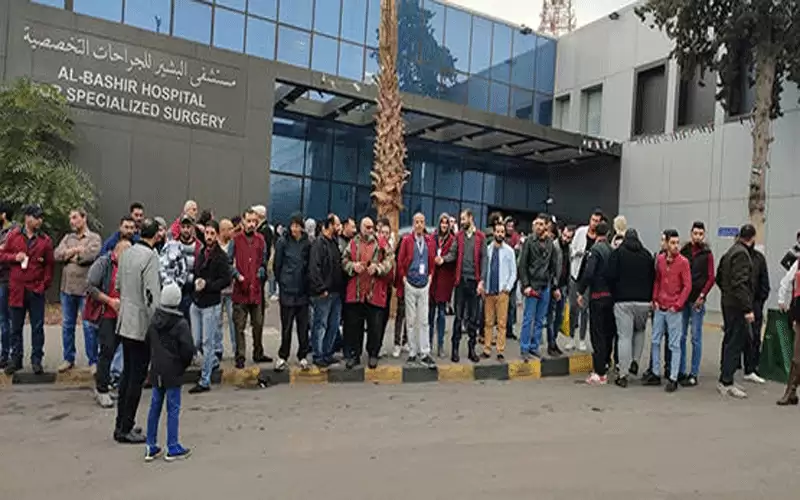 موظفون في البشير يعتصمون أمام المستشفى