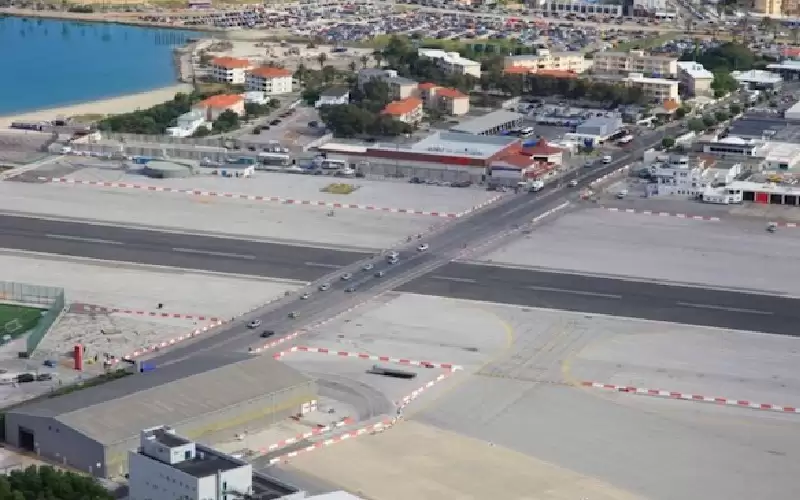 مطار يوفر فرصة للمسافرين بالتجوال بين