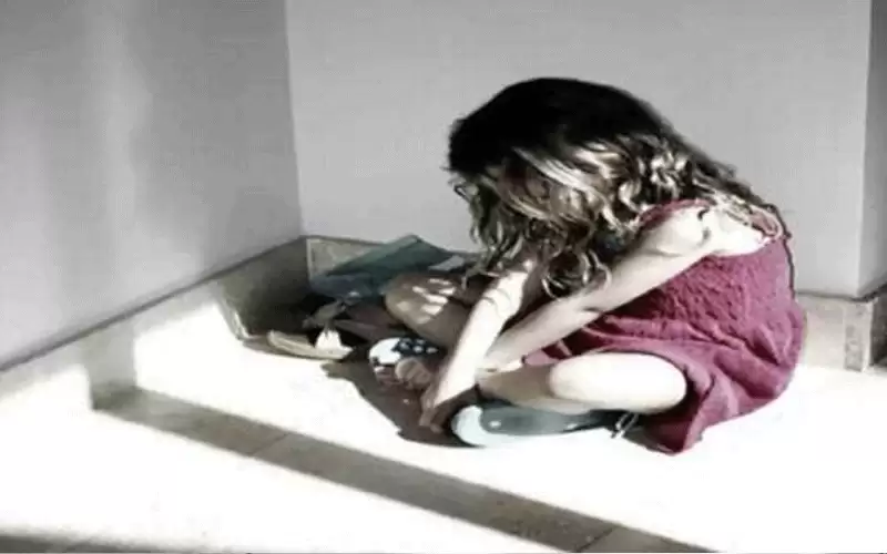 أم تحبس طفلتها في غرفة 7