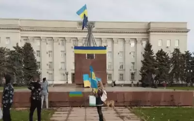 الأعلام الأوكرانية ترفع مجددا في خيرسون