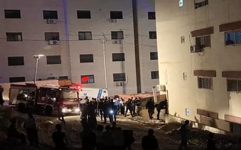 سقوط مركبة داخل عمارة في الرزقاء